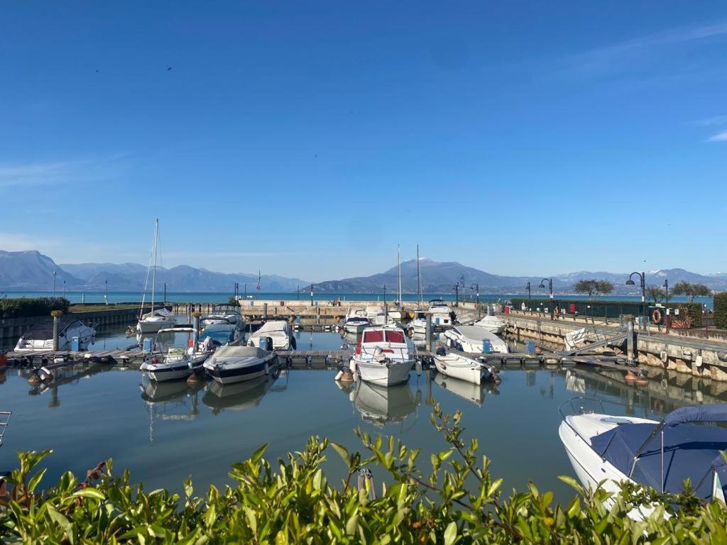 The Sunny Lake - Apartment With Pool Desenzano del Garda Kültér fotó